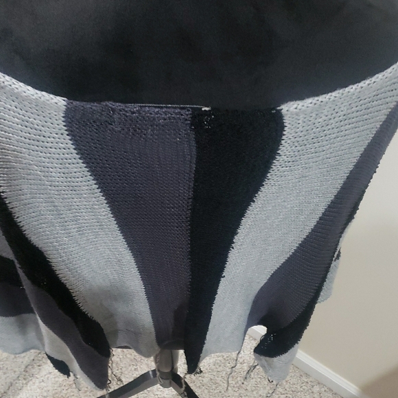 CHIC VERTICAL STRIPPED FRINGED PONCHO - BLACK & GREY - Picture 9 of 13